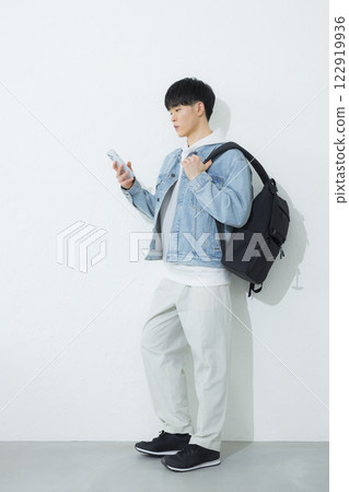 一個操作智能手機的人 一個操作智能手機的人 122919936