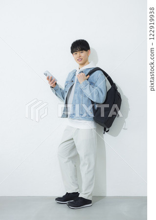 一個操作智能手機的人 一個操作智能手機的人 122919938