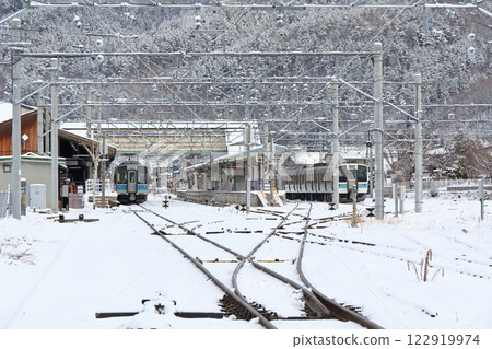 Shinano Omacho Station in the Ozo Line in winter 122919974