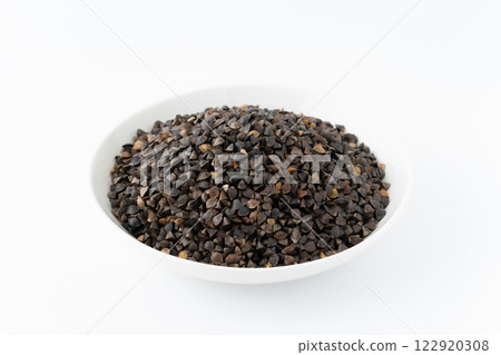 整顆蕎麥(帶殼的蕎麥種子)盛放在盤子裡 整顆蕎麥(帶殼的蕎麥種子)盛放在盤子裡 122920308
