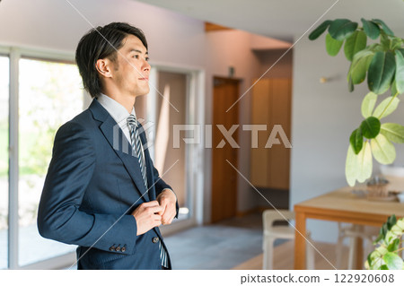 穿著西裝、夾克或西裝(服裝)的年輕亞洲男性商人 穿著西裝、夾克或西裝(服裝)的年輕亞洲男性商人 122920608