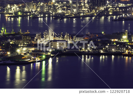 Night view of the factories in Harumi-cho, Tokuyama, Shunan City, Yamaguchi Prefecture 122920718