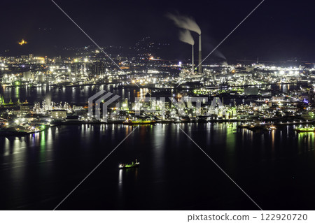 Night view of the factories in Harumi-cho, Tokuyama, Shunan City, Yamaguchi Prefecture 122920720