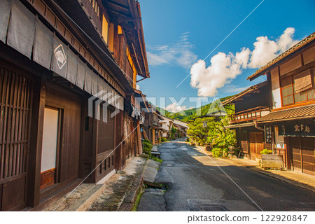 Visiting the post town of Tsumago 122920847