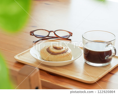 Cinnamon rolls and hot coffee 122920864
