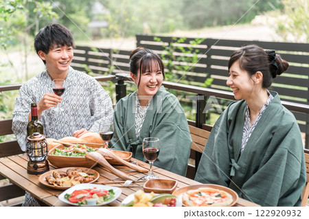 穿著浴衣的男女、同事和朋友在陽台或木甲板上敬酒 122920932