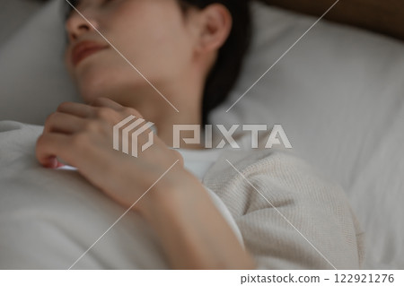 woman sleeping in bed 122921276