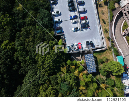 住宅區公園森林和公寓大樓停車場的鳥瞰圖 122921503