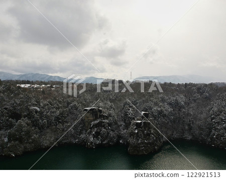 Snow scenery of Ena Gorge, a tourist attraction, photographed by drone 122921513