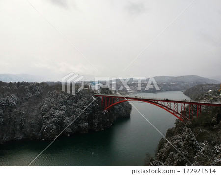無人機拍攝的冬季旅遊景點－積雪覆蓋的惠那橋 122921514