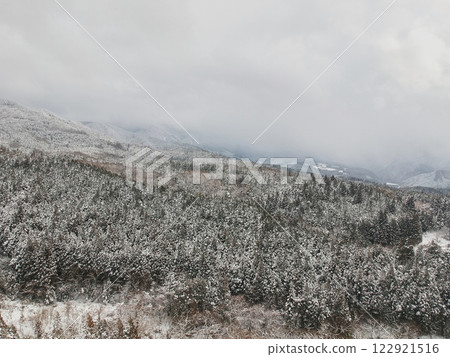 Snowy mountain scenery of the tourist attraction Nakasendo, photographed by drone Snowy mountain scenery of the tourist attraction Nakasendo, photographed by drone 122921516