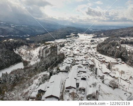 Aerial shot of the snowy winter scenery of Magome-juku, a popular tourist spot 122921519