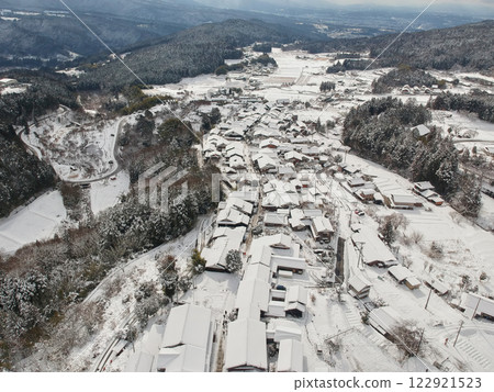 Aerial shot of the snowy winter scenery of Magome-juku, a popular tourist spot 122921523