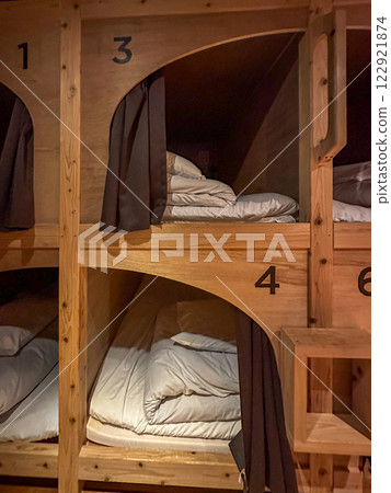 背包客用作廉價住宿的賓館的景色 背包客用作廉價住宿的賓館的景色 122921874