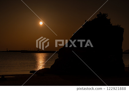 島根縣出雲市稻佐海灘的弁天島日落 島根縣出雲市稻佐海灘的弁天島日落 122921888