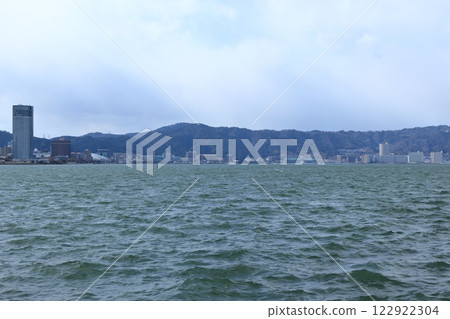 從滋賀縣草津市紀保島望向琵琶湖對面的大津市 122922304