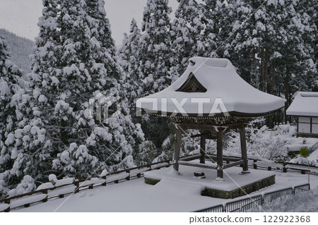 Beautiful snow scenery at Tajima Daibutsu Chorakuji Temple 122922368