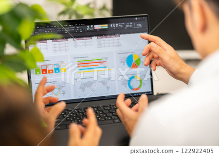 Market research, overseas market, trade area analysis, marketing research, world map, 2 people 122922405