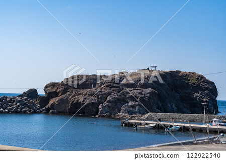 The view of Kyojima Island in Izumo City, Shimane Prefecture, which has been designated a natural monument as a breeding ground for black-tailed gulls. 122922540