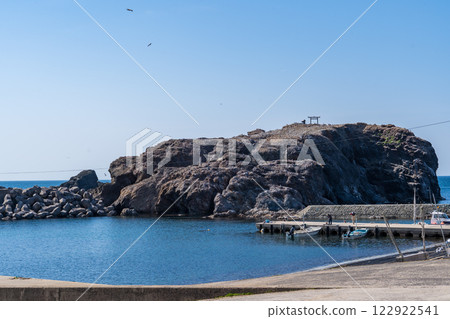 The view of Kyojima Island in Izumo City, Shimane Prefecture, which has been designated a natural monument as a breeding ground for black-tailed gulls. The view of Kyojima Island in Izumo City, Shimane Prefecture, which has been designated a natural monument as a breeding ground for black-tailed gulls. 122922541
