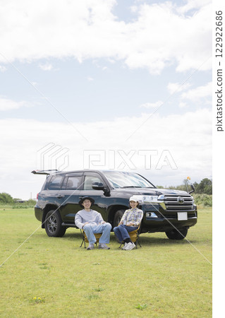情侶乘SUV情侶外出 122922686