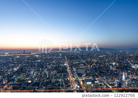 大阪大阪市：日落後的大阪美麗夜景（從阿倍野Harukas觀景台向西望） 122922708