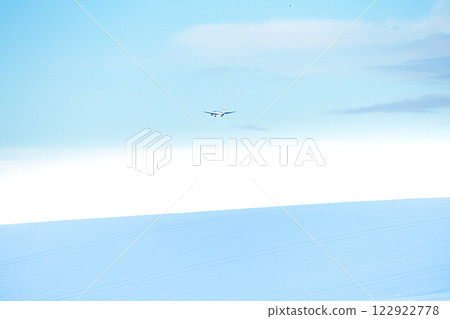 一架飛機降落在雪地上的景象 122922778