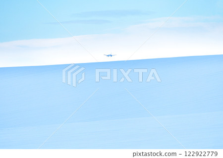 一架飛機降落在雪地上的景象 122922779