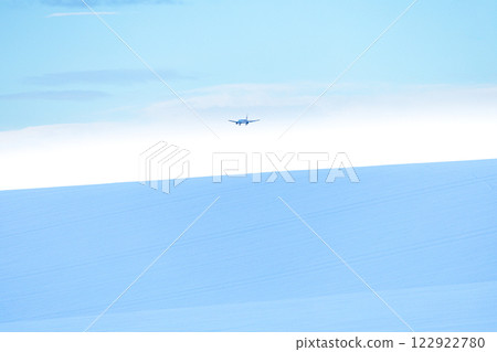 一架飛機降落在雪地上的景象 122922780