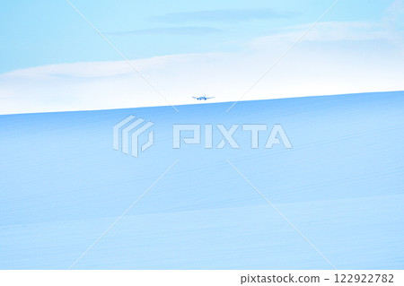 一架飛機降落在雪地上的景象 122922782