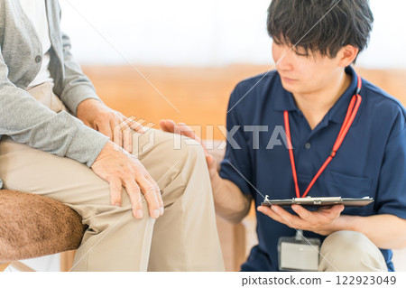 為老人提供諮詢的亞洲男性物理治療師/按摩治療師 122923049