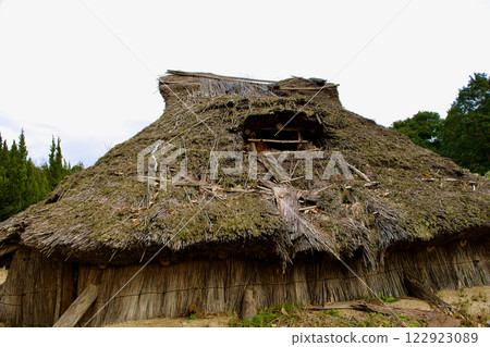 A pit dwelling damaged by aging 122923089