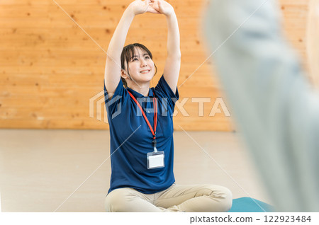 Female occupational therapist working at a nursing home or rehabilitation facility 122923484