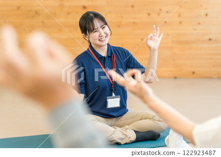 在安養院或復健機構工作的女性職能治療師 122923487