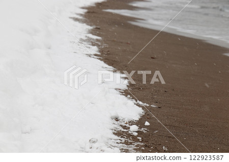 [Gouho Park] Sandy beach, snow and sea 122923587