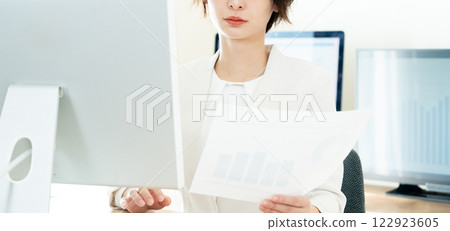Business woman to check documents 122923605