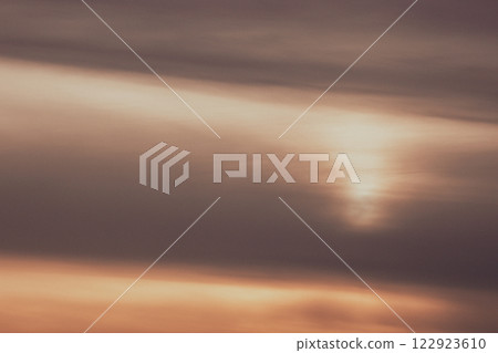 一片染紅的雲 122923610