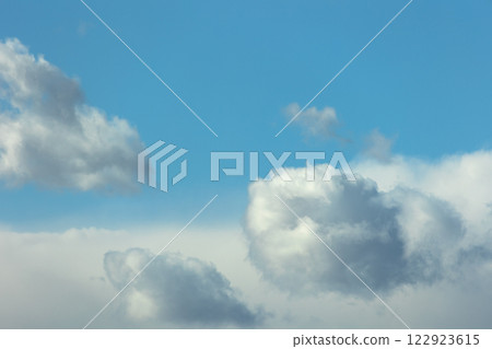 漂浮在藍天上的雲彩 122923615