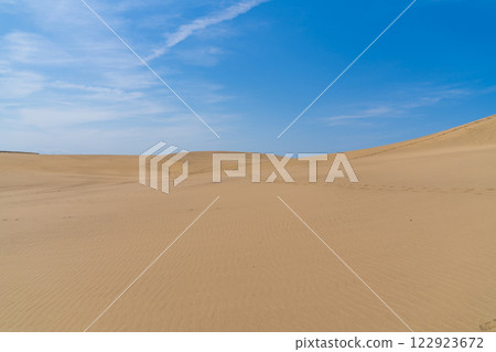 Scenery of Tottori Sand Dunes in Japan, visited by many tourists 122923672
