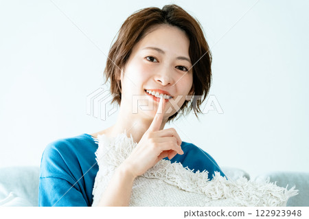 Young woman making a secret gesture 122923948