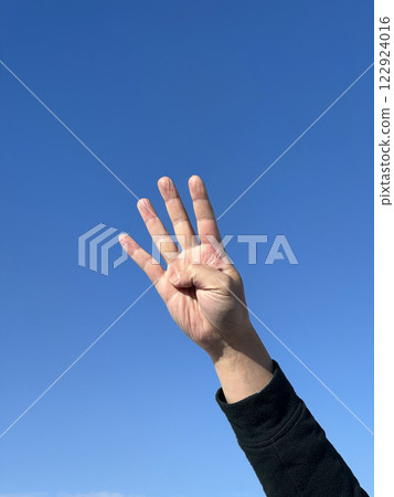 Blue sky and hand 122924016