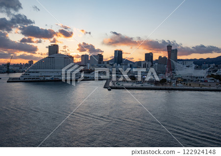 Kobe Harbor at dusk Kobe Harbor at dusk 122924148