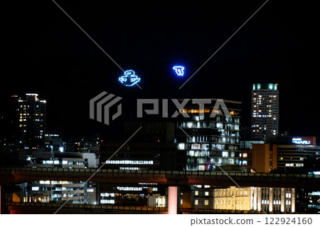 從神戶臨海樂園欣賞六甲山和神戶市中心的夜景 從神戶臨海樂園欣賞六甲山和神戶市中心的夜景 122924160