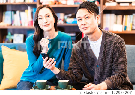 年輕夫婦邊喝咖啡邊聊天 122924207