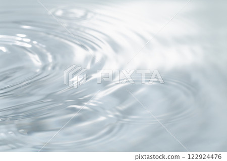 水面上泛起漣漪。 水面上泛起漣漪。 122924476