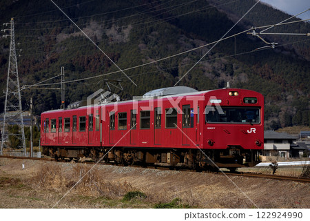 運行於播但線上的兩列103系列3500系列本地列車 122924990