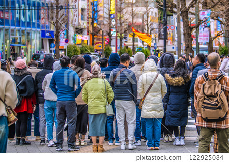 Tokyo cityscape in Japan XEC stocks... A group of Asian tourists. The bustle is the same as before the COVID-19 pandemic = Akihabara on the 5th 122925084