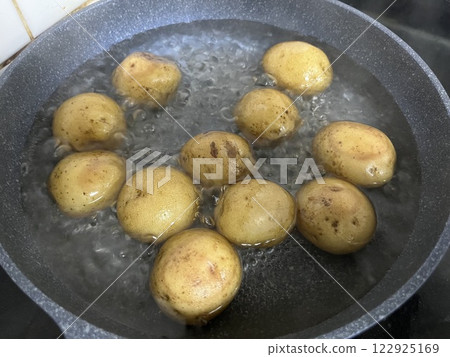 在煎鍋裡煮土豆 在煎鍋裡煮土豆 122925169