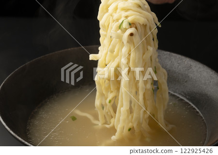 Soki soba: Put the noodles into the soup in a bowl 122925426