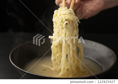 Soki soba: Put the noodles into the soup in a bowl 122925427